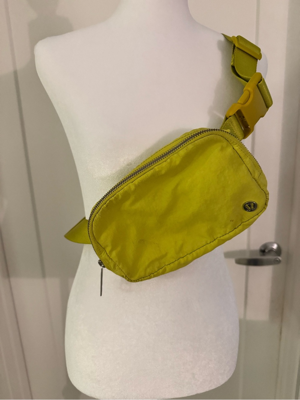Lulú Lemon Crossbody Belt Bag with Logo